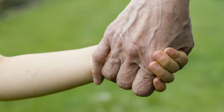 DAI NIPOTI AI NONNI: LA PANDEMIA CIRCOLA IN FAMIGLIA 