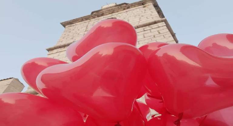 SAN NICANDRO, PALLONCINI ROSSI NEL CIELO PER UN FEMMINICIDIO DI 14 ANNI FA