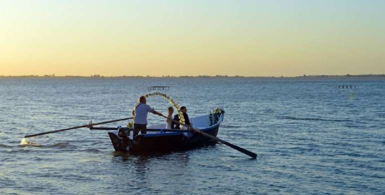 A LESINA “IL SANDALO DELLA SPOSA”, NEL GIORNO DELLE NOZZE UN GIRO IN BARCA NEL LAGO