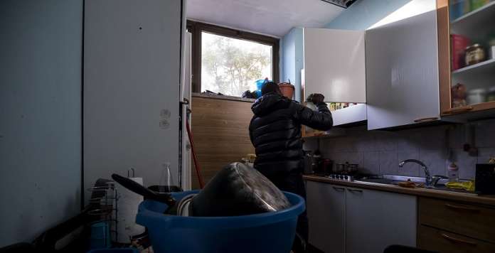 ++ Elemosiniere Papa riattiva corrente a stabile occupato ++