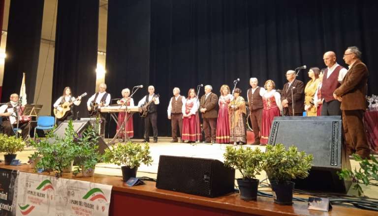 ALLA RASSEGNA “I PADRI DEL FOLKLORE” GRANDE SUCCESSO DI “U CUNCIURTIN SANNICANDRESE”