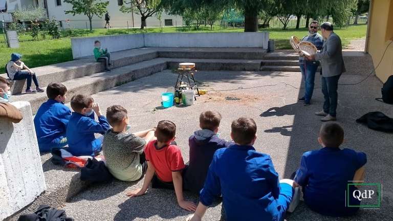 COME SI COSTRUISCE UN TAMBURELLO: UN’ORIGINALE LEZIONE DI MUSICA A RITMO DI TARANTELLA E PIZZICA