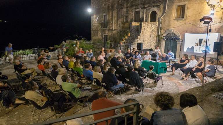 VICO VOLA SULLE ALI DEI LIBRI: IL SUCCESSO DI UN LIBRO PER AMICO