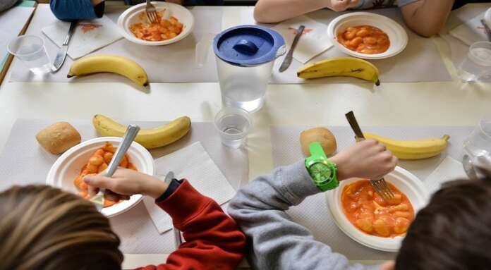 Scuola Marie Curie la mensa scolastica con il pranzo di Milano Ristorazione