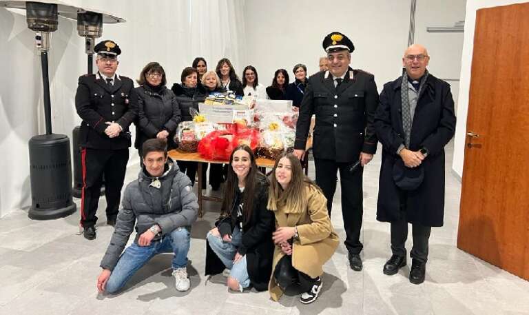 CARABINIERI, DONATI PACCHI ALIMENTARI ALLA CARITAS E GIOCATTOLI AI BAMBINI DEL REPARTO PEDIATRICO