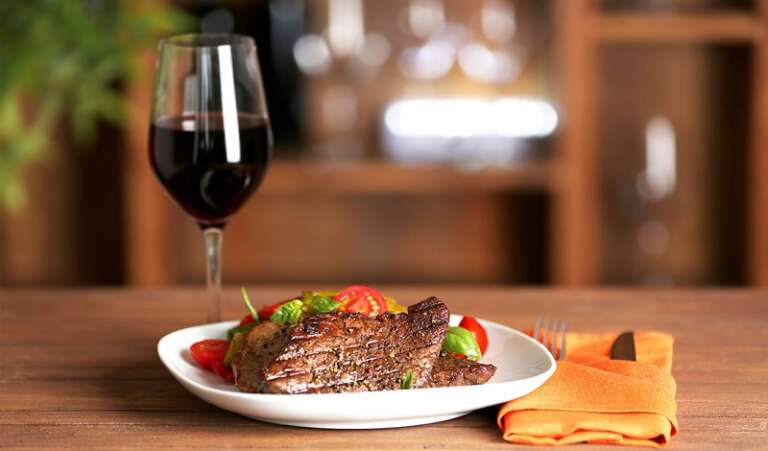 PER L’UNIONE EUROPEA VINO E CARNE NON SONO ALIMENTI DANNOSI