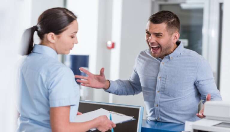 AGGRESSIONI AI MEDICI: LE REGIONI PUNTANO SU VIGILANTES E TELECAMERE IN ATTESA DEL MINISTERO