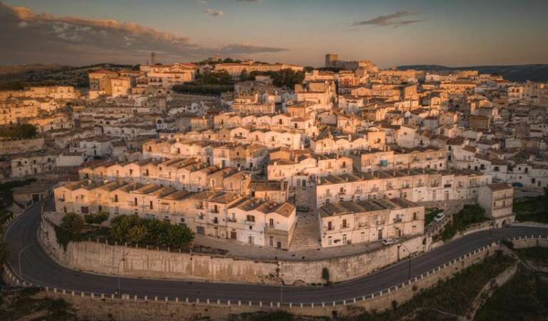 SI ACCENDE DI CUTURA MONTE SANT’ANGELO, LA CAPITALE DELLA CULTURA DI PUGLIA 2024