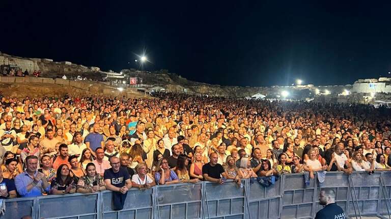 TUTTI PAZZI PER JIMMY SAX, GRANDE SUCCESSO PER LA SERATA INAUGURALE DEL SUONINCAVA FESTIVAL