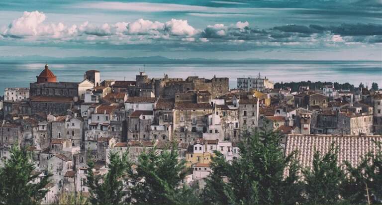 REDDITO CITTADINANZA. IL SINDACO DI VICO: “COMUNE E SERVIZI SOCIALI ALL’OSCURO E NEL CAOS TOTALE”
