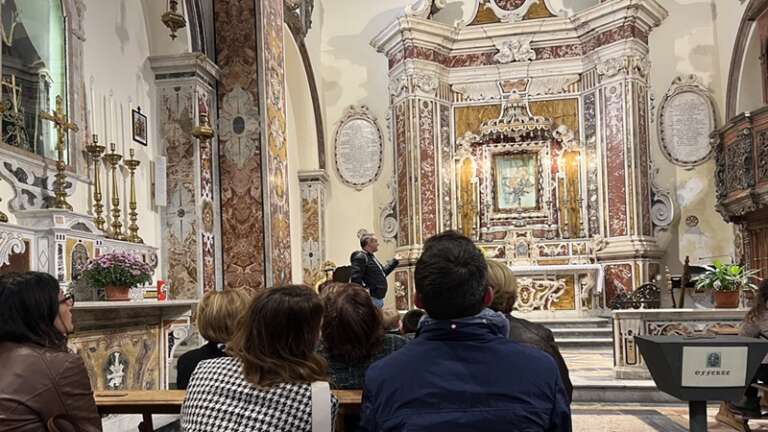 TUFFO NEL BAROCCO PER GLI ENOTURISTI, VISITATORI ALLA SCOPERTA DEI TESORI DELLA CITTA’ DEI CAMPANILI