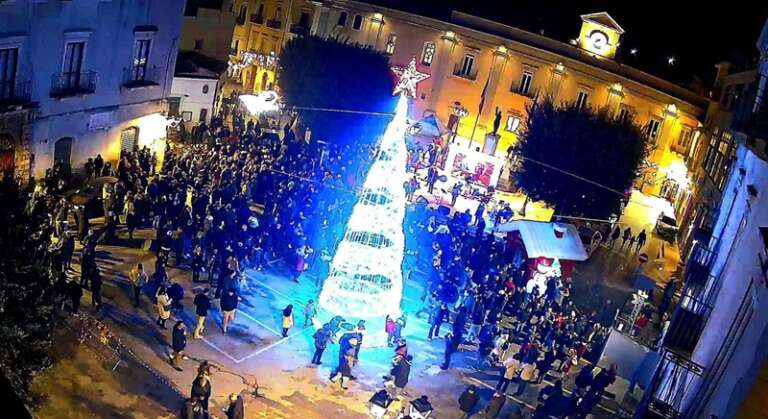 VICO CANTA E BALLA IN PIAZZA CON NEJA E IL “CHRISTMAS’ 90 FESTIVAL”