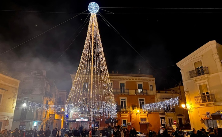 VILLAGGIO DI BABBO NATALE, CONCERTO DI MUSICA NATALIZIA, GONFIABILI, MASCOTTE E TANTE SORPRESE