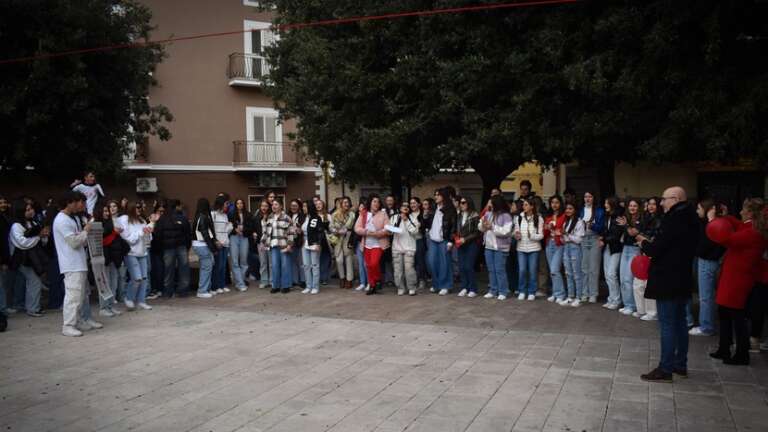 “SE DOMANI SONO IO…VOGLIO ESSERE L’ULTIMA”: L’I.I.S.S. “DE ROGATIS-FIORITTO” IN PIAZZA CONTRO LA VIOLENZA SULLE DONNE