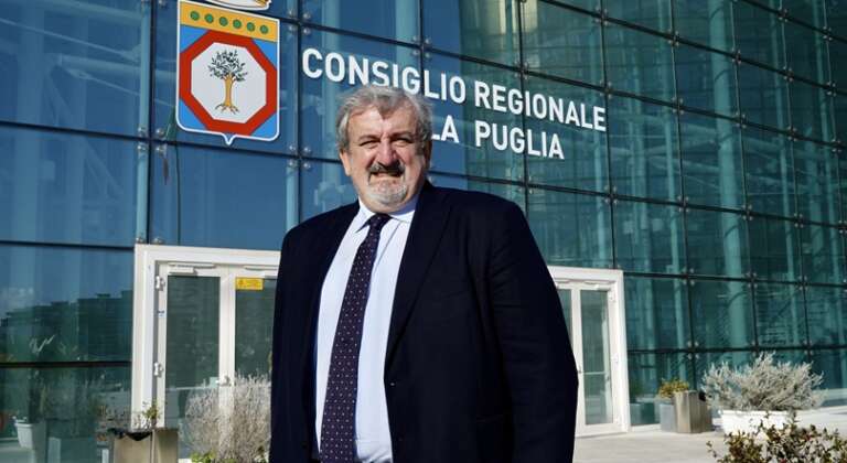 IL PRESIDENTE EMILIANO PROMULGA LEGGE REGIONALE SU RISTRUTTURAZIONE EDILIZIA E DISPOSIZIONI DIVERSE