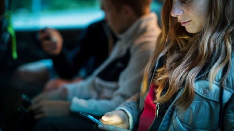 PIU’ DI 4 ORE AL GIORNO SULLO SMARTPHONE METTE LA SALUTE DEGLI ADOLESCENTI A RISCHIO