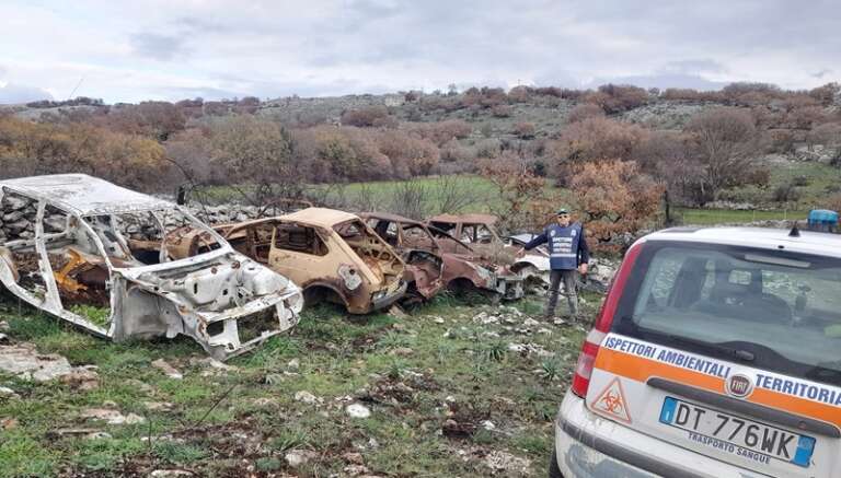 RINVENUTO DAGLI ISPETTORI CIVILIS CIMITERO DI AUTO DI MEZZO SECOLO FA NELL’AREA PARCO DEL GARGANO