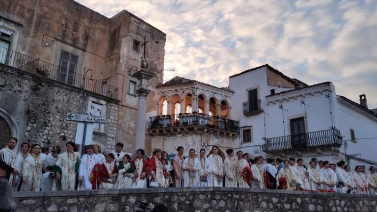 SAN NICANDRO GARGANICO, DUECENTO PARTECIPANTI ALLA SFILATA DELLE PACCHIANE E PASTORI
