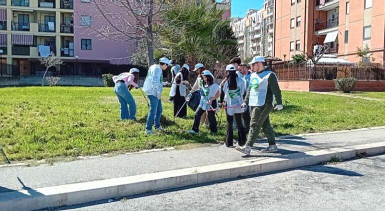 GLI STUDENTI DEL LICEO MARCONI RIPULISCONO L’AMBIENTE CON LA VIA DELLA FELICITA’