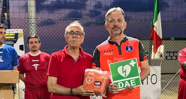 IL SINDACO VOCALE RINGRAZIA IL LIONS CLUB DI SAN NICANDRO PER LA DONAZIONE DEL DIFIBRILLATORE