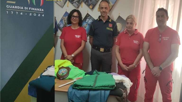 GUARDIA DI FINANZA: DONATI 300 CAPI DI ABBIGLIAMENTO ALLA CROCE ROSSA DI FOGGIA