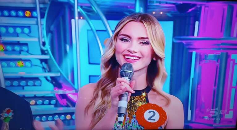 QUESTA SERA A STRISCIA LA NOTIZIA LA FINALE DELLA “VELINA BIONDA”: TUTTI PER SIMONA