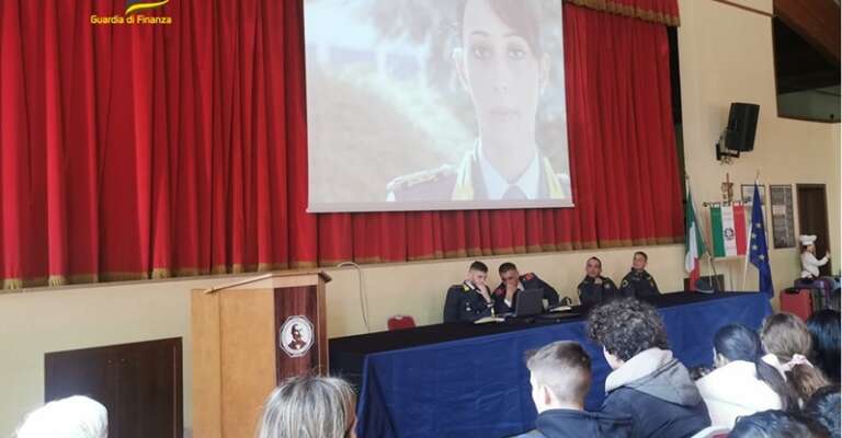 LA GUARDIA DI FINANZA NELLE SCUOLE PER PROMUOVERE LA LEGALITA’