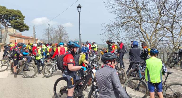 IN BICI IN VETTA AL PAESE PIU’ PICCOLO DELLA PUGLIA: IN 130 ACCOLTI A CELLE SAN VITO