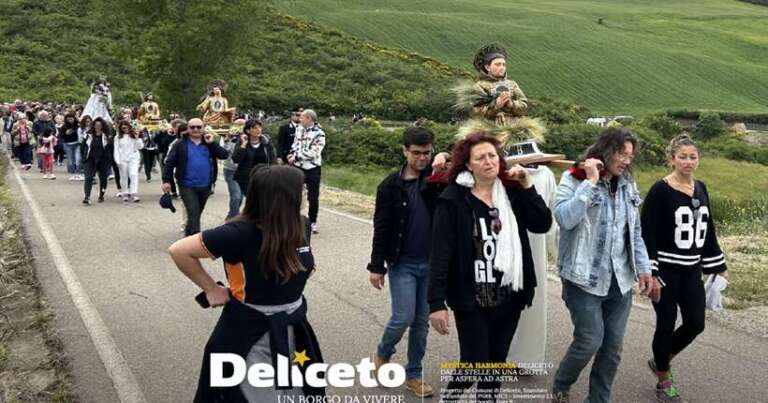DELICETO IN PROCESSIONE DEL VERDE DELLE CAMPAGNE PER LA MADONNA DELL’OLMITELLO