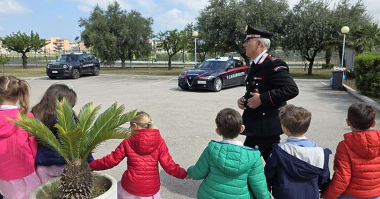 APRICENA: VISITA ALLA STAZIONE CARABINIERI PER I BAMBINI DELLA SCUIOLA DELL’INFANZIA ARCOBALENO