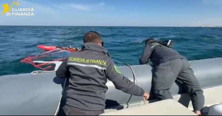 GUARDIA DI FINANZA: IN SALVO UN TURISTA CON IL WINSURF IN DIFFICOLTA’