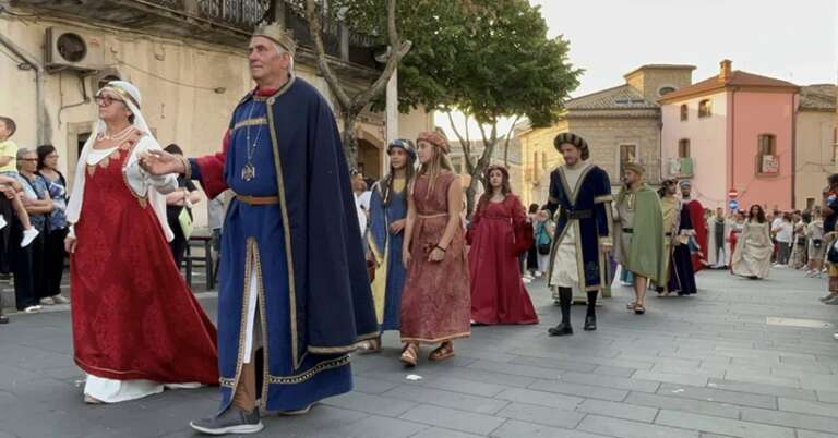 LA STORIA CHE RIVIVE A ORSARA CON 200 FIGURANTI, MUSICI E SBANDIERATORI