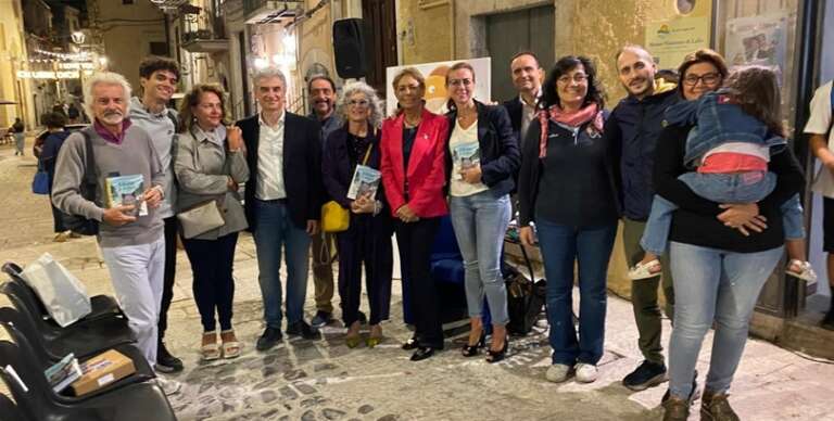 ELISABETTA DAMI INCANTA VICO DEL GARGANO: “UN LUOGO UNICO, UN’AMICIZIA CHE BRILLA NEL CUORE”
