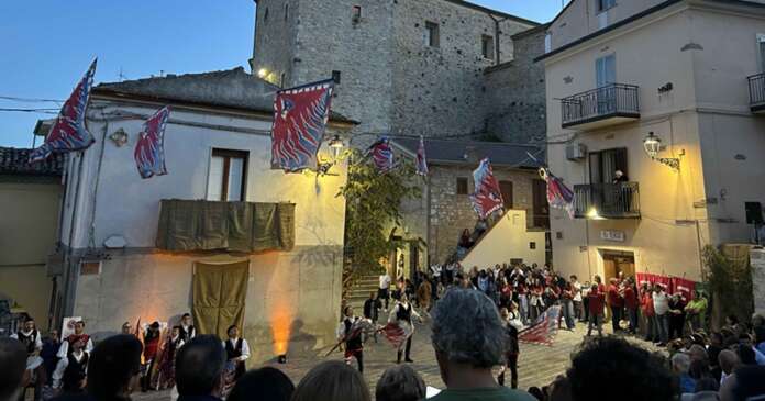Pietra lo spettacolo degli sbandieratori