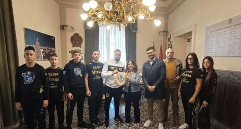 RICEVUTO IN COMUNE IL TEAM VERGA: BEN 6 ATLETI IN INGHILTERRA PER IL CAMPIONATO MONDIALE DI KICKBOXING