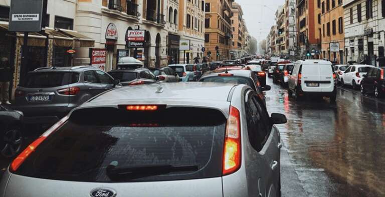 USIAMO TROPPO LA MACCHINA IN CITTA’ E SPRECHIAMO TEMPO, SOLDI E SALUTE