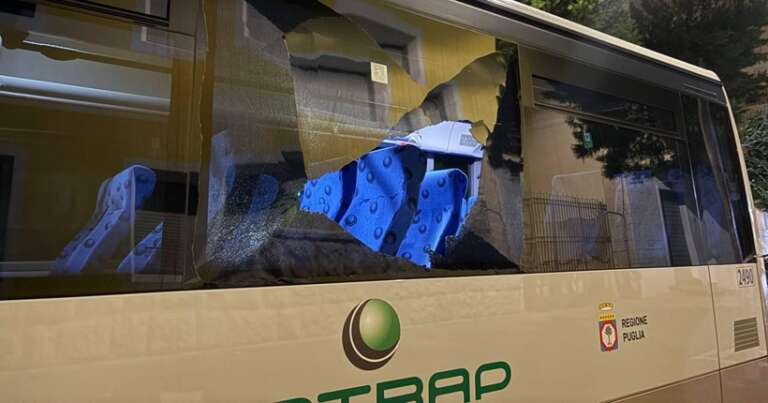 IDENTIFICATI I DUE TEPPISTI CHE HANNO LANCIATO SASSO CONTRO L’AUTOBUS DELLE FERROVIE DEL GARGANO
