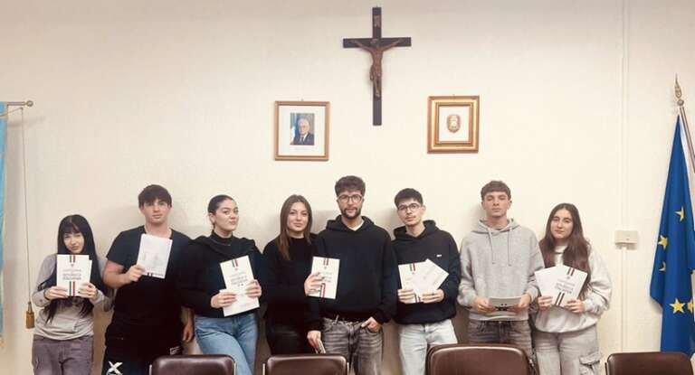 RODI GARGANICO, CONSEGNA DELLE TESSERE ELEGTTORALI AI NEO MAGGIORENNI