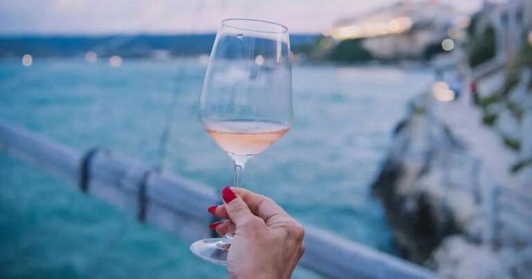 VIESTE EN ROSE 2026: LA CITTA’ BRINDA ALL’ESTATE CON IL VINO ROSATO