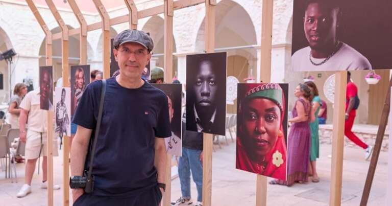 MANFREDONIA, “I VOLTI DELL’ACCOGLIENZA”: INAUGURATA LA MOSTRA FOTOGRAFICA